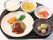 品数のそろった洋食のメニュー。ごはん、スープ、副菜などがそろっている食事の写真
