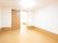居室は二間続きになっており、間は引き戸で仕切られている。奥の部屋がリビングで、大きな窓から外光が差し込んでいる。