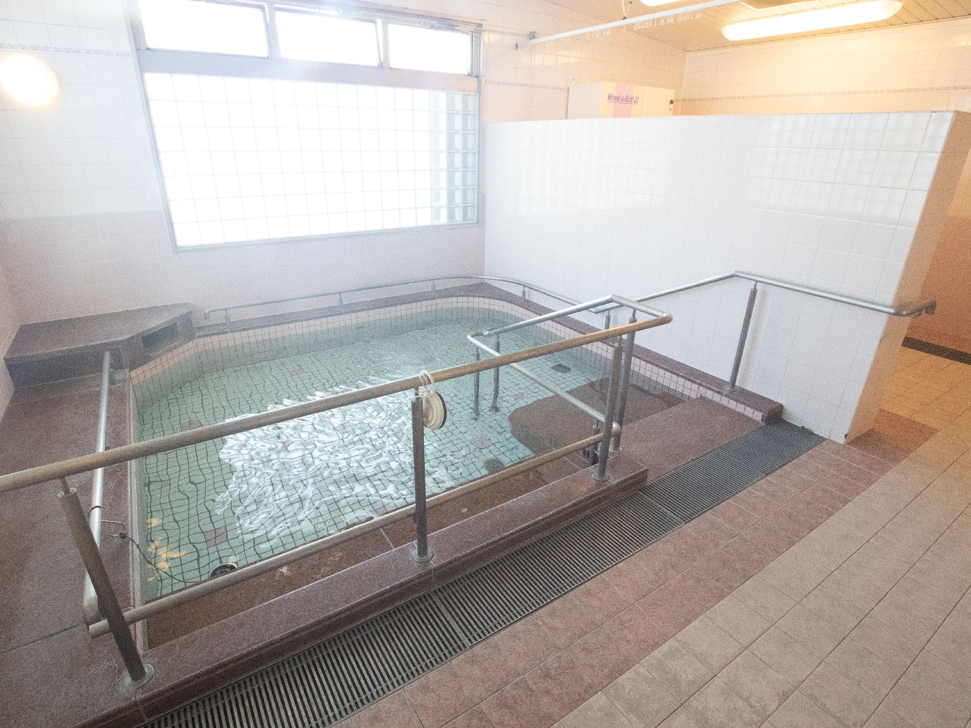手すりが設置され、安全に出入りすることができる大きな浴槽