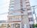 通りに面した、９階建てのマンションのような外観である。２階まではレンガ造りで、３階以上はベージュに塗られている。