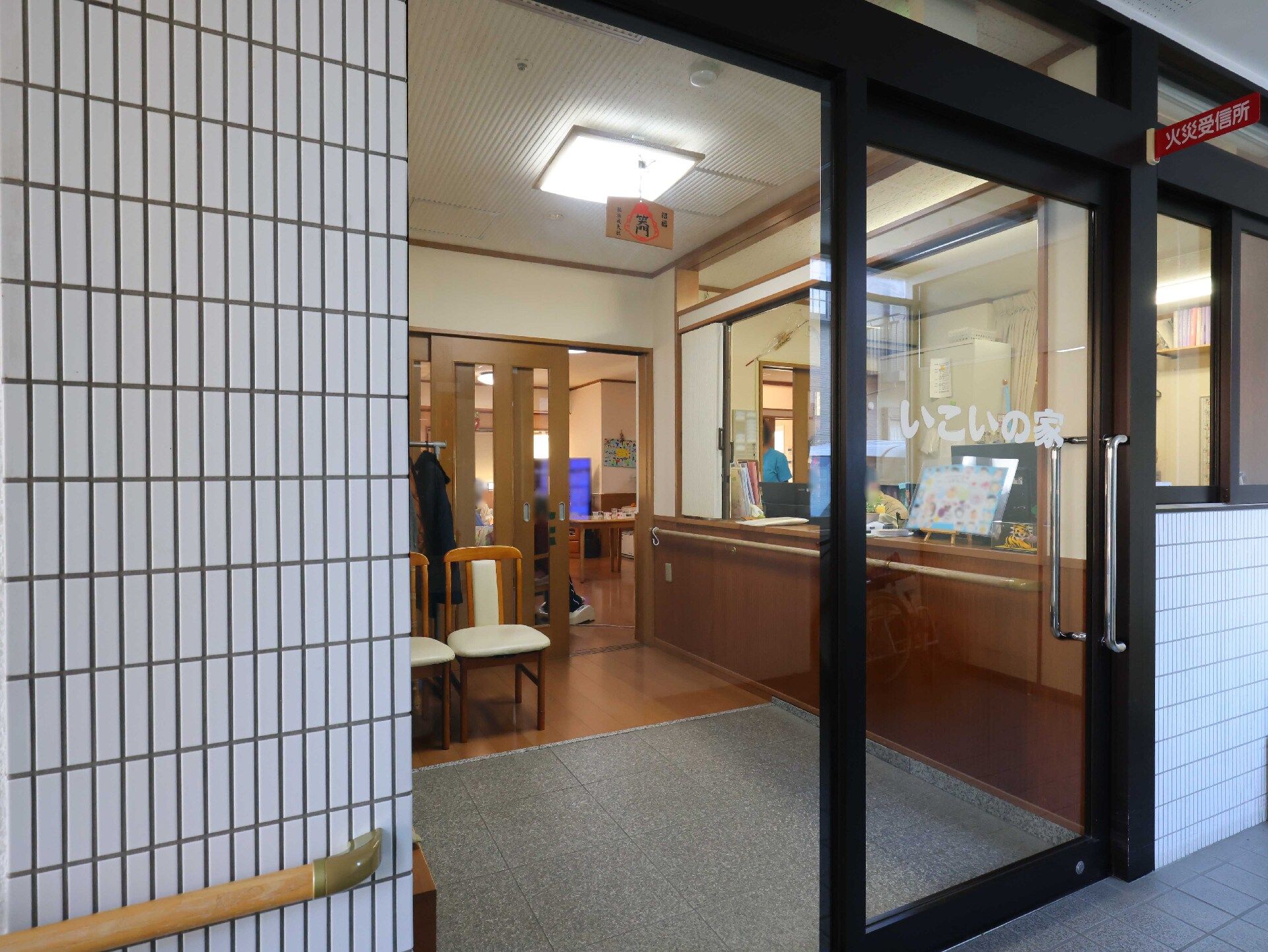 完全にバリアフリー化され、段差なく通行できる玄関口