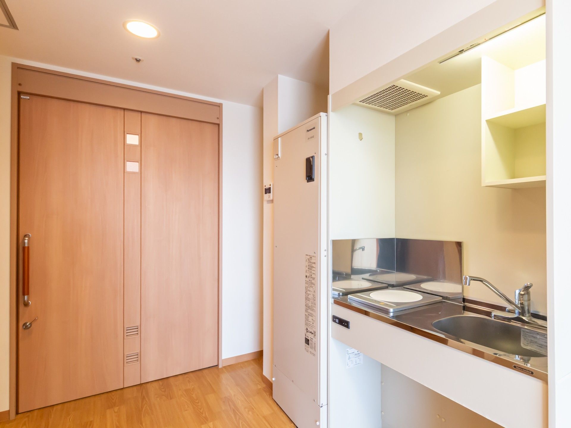 簡易キッチンと木製扉