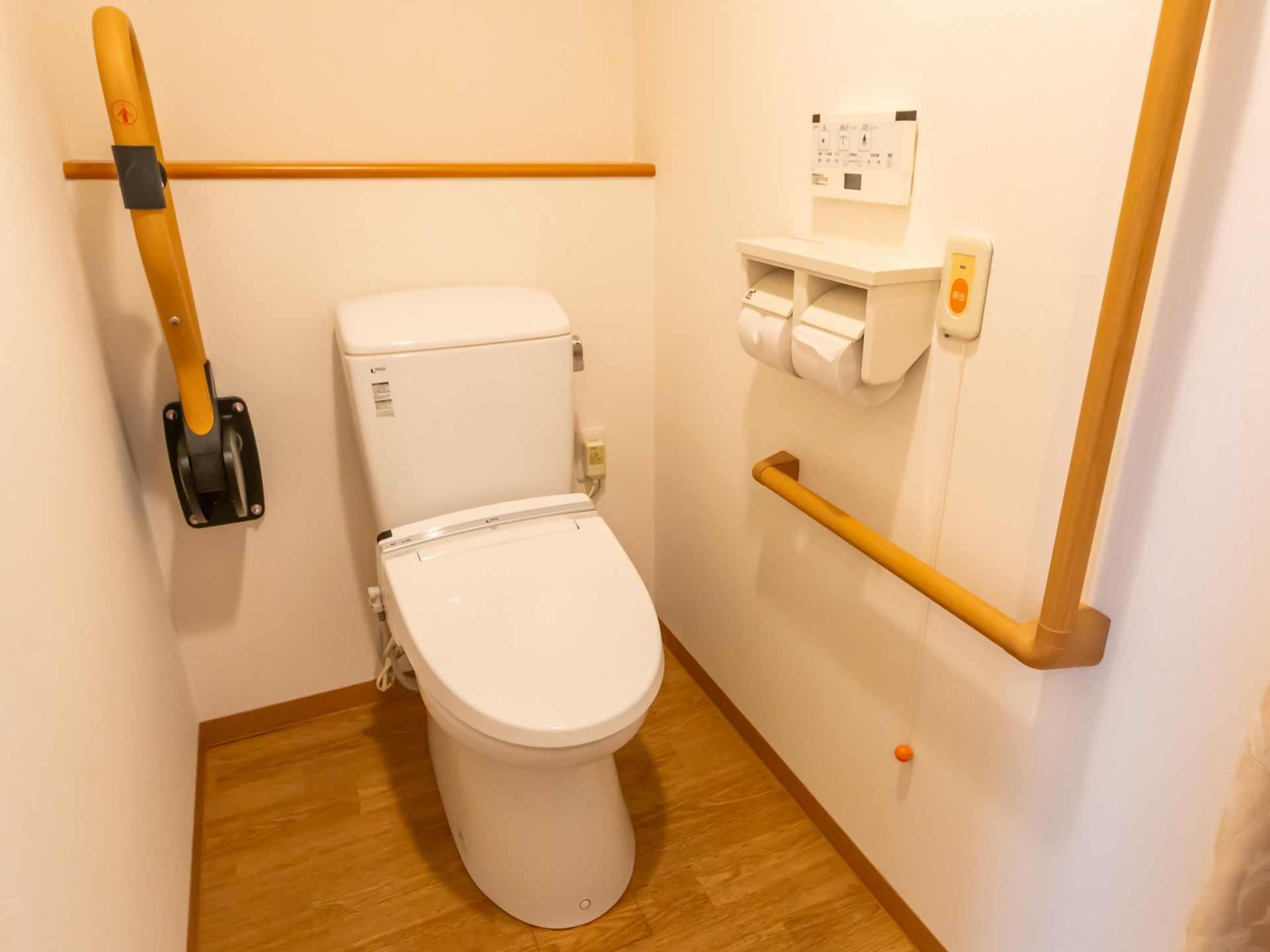 手すり付きのトイレ
