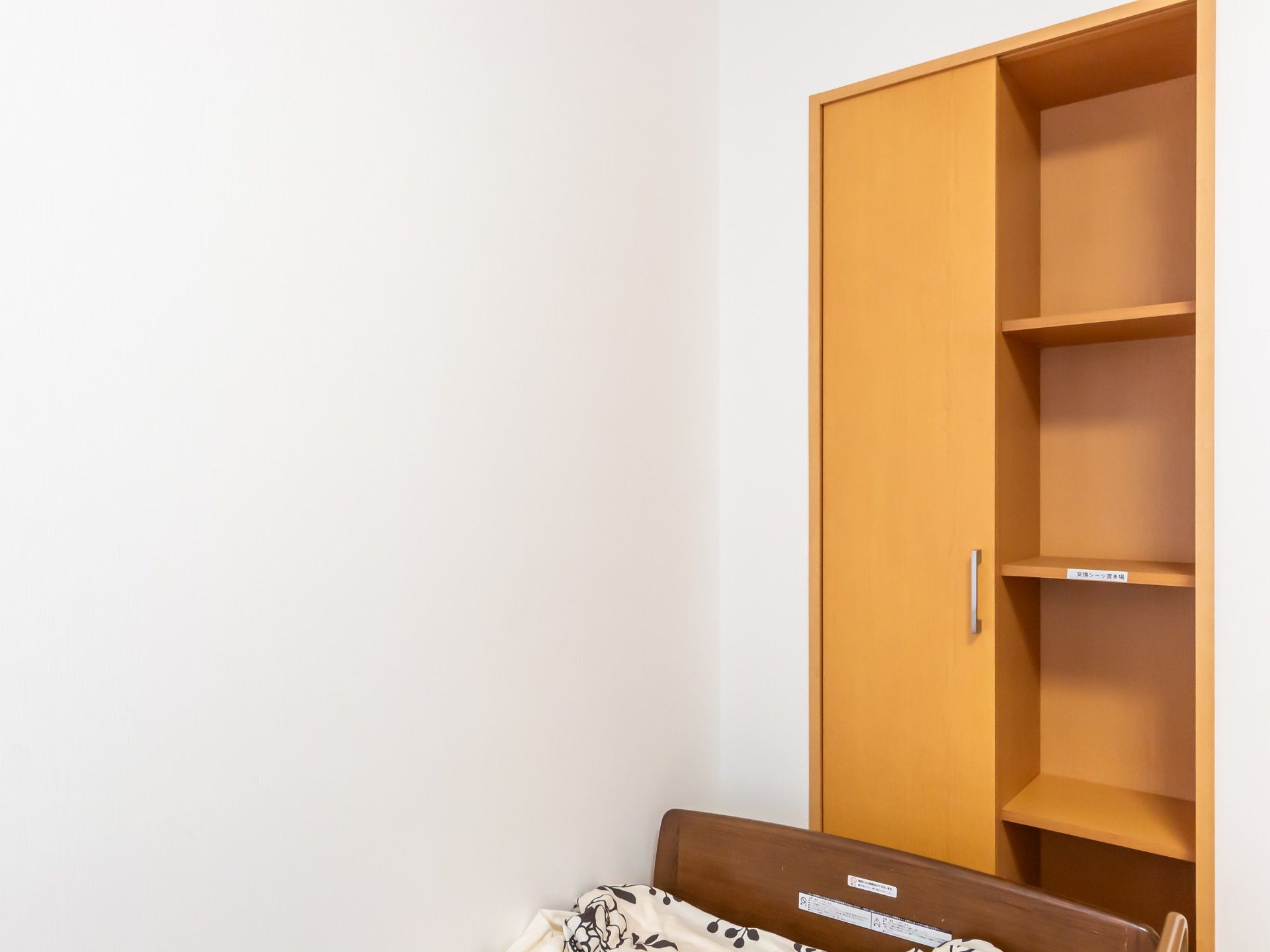 木製収納とベッドの一角