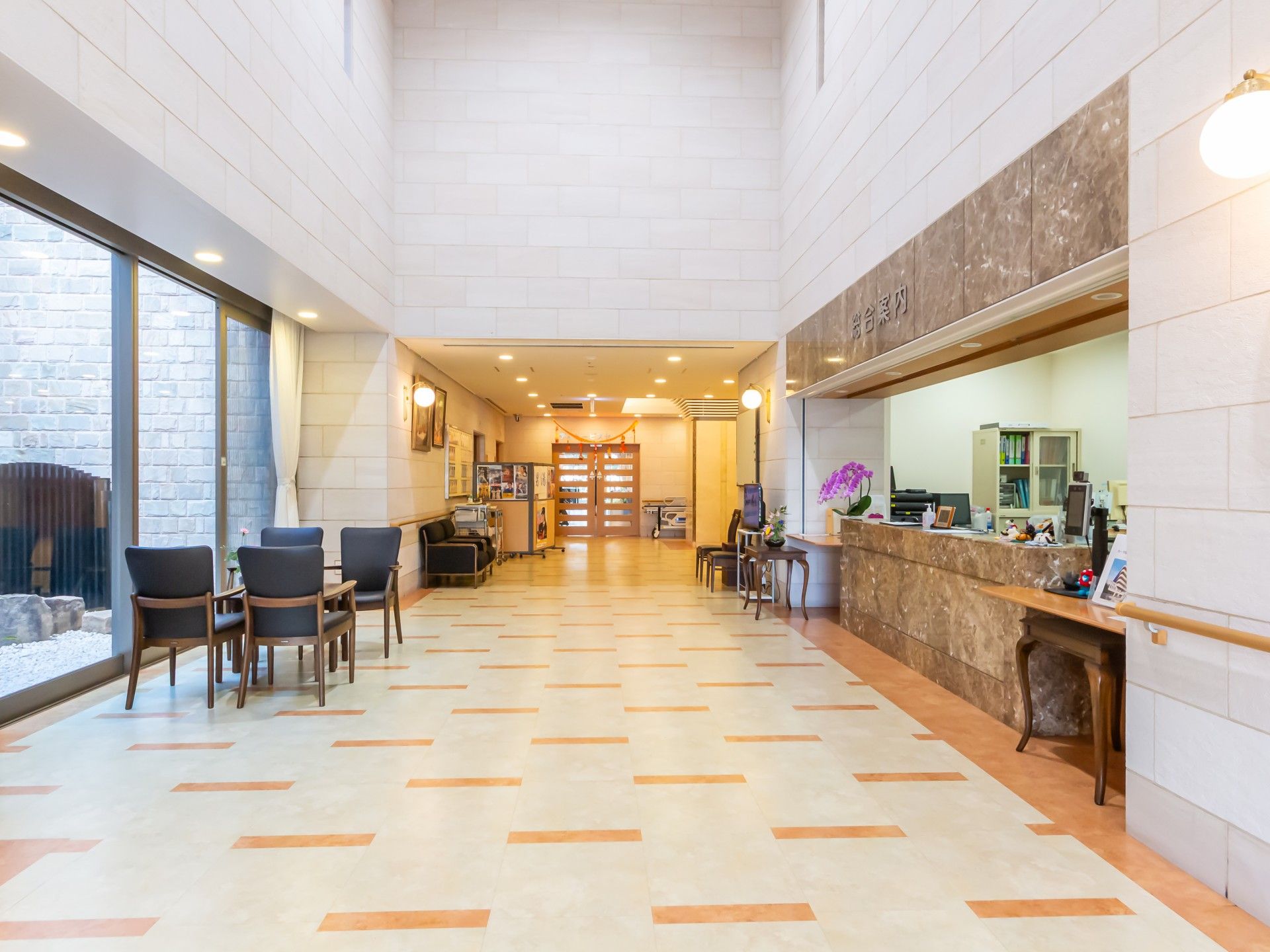 開放的なエントランス