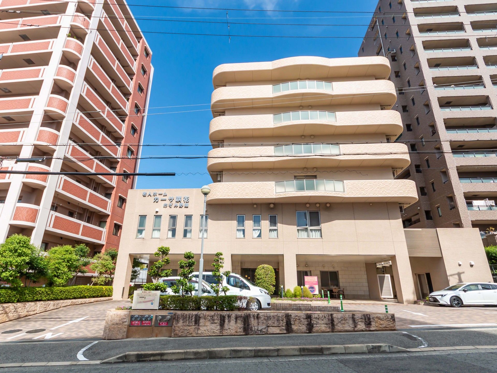 青空の下の建物外観