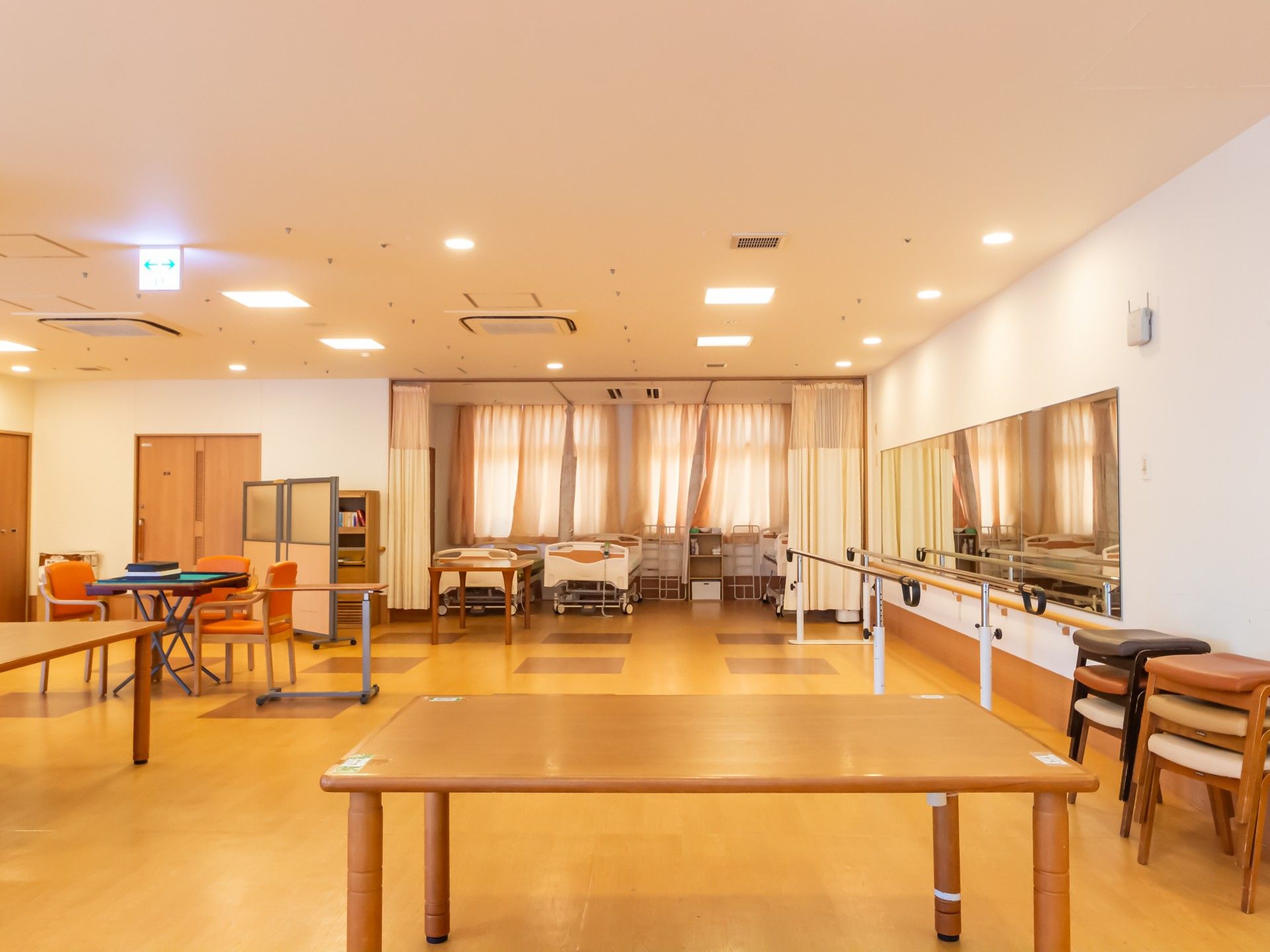 明るいリハビリ室