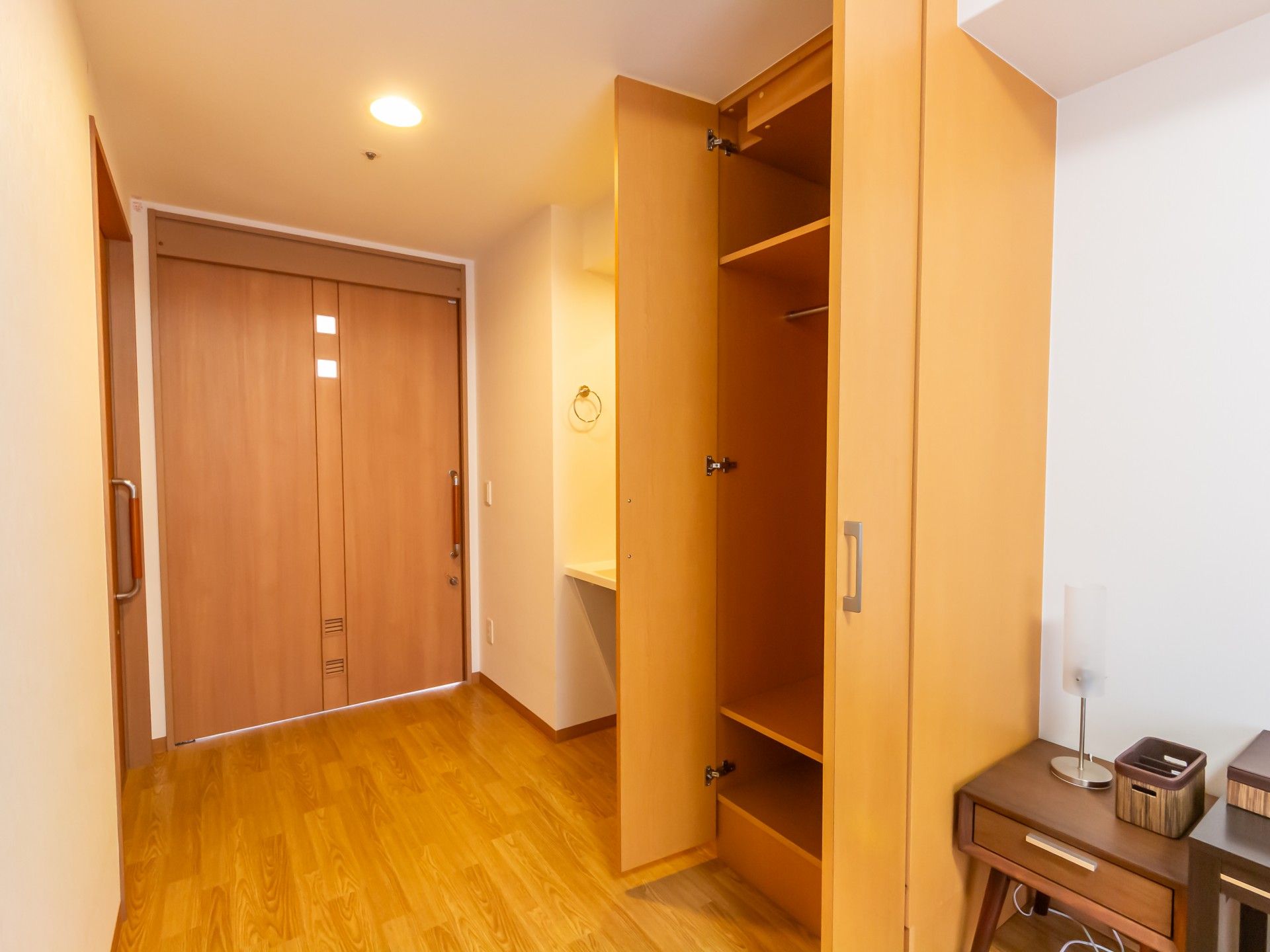 収納と扉のある廊下