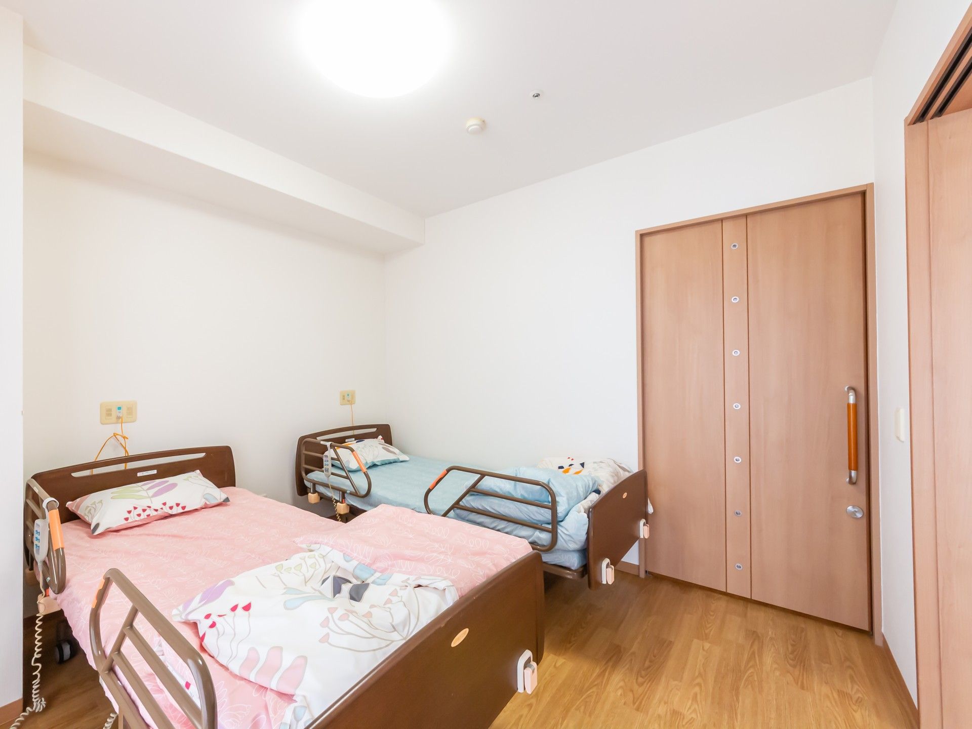 明るい二人部屋