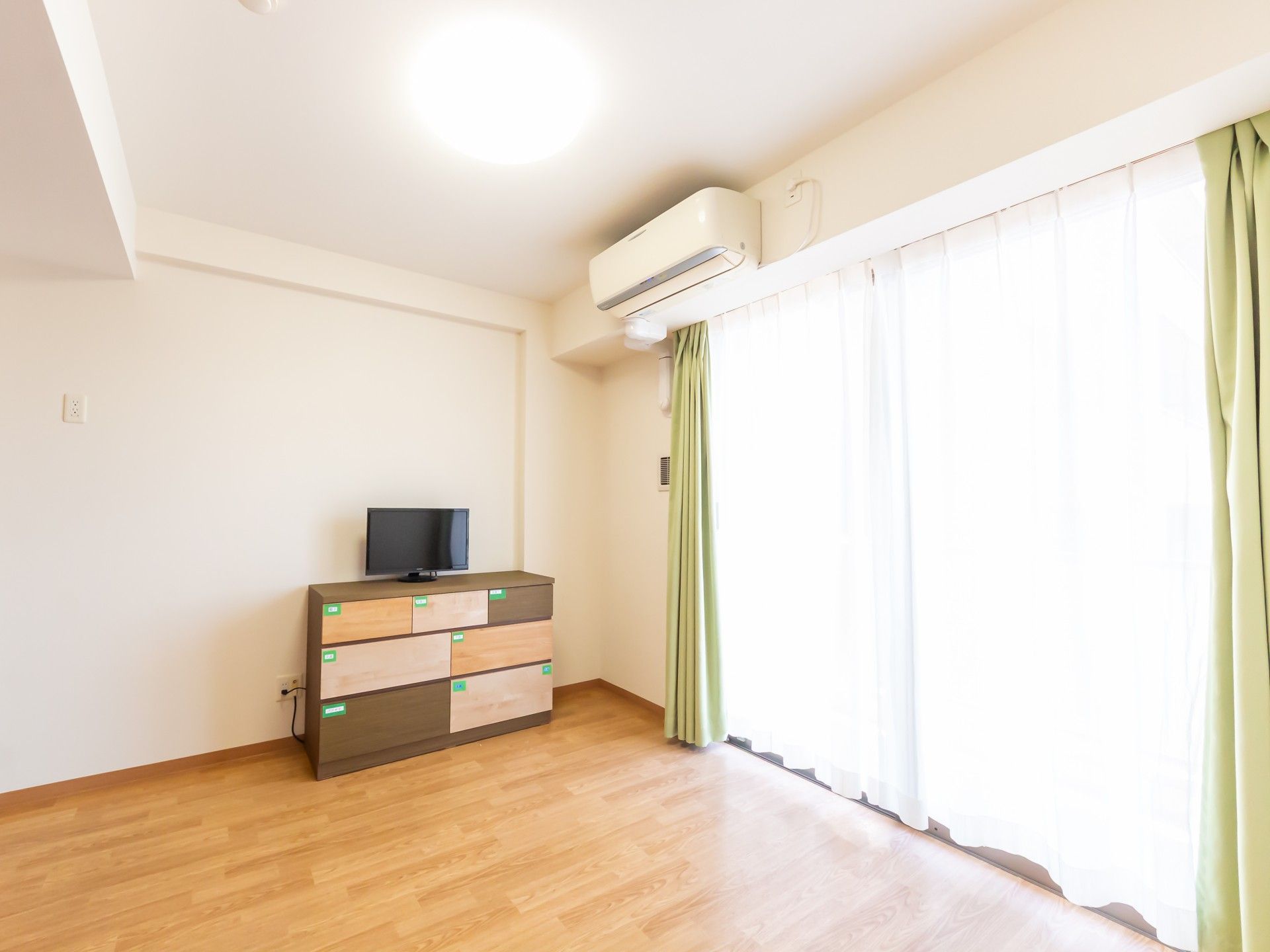 明るい居室の一角