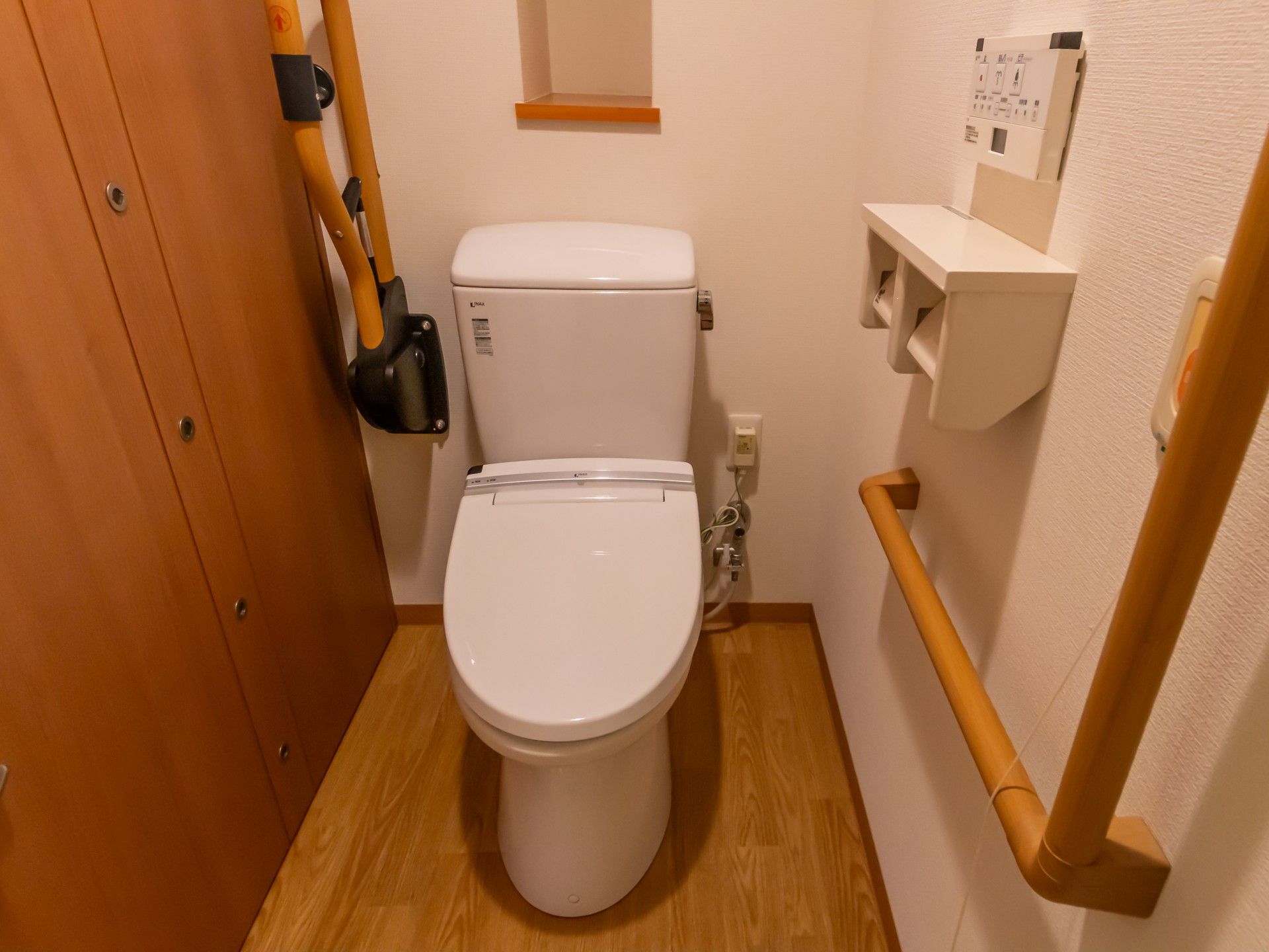 手すり付きのトイレ