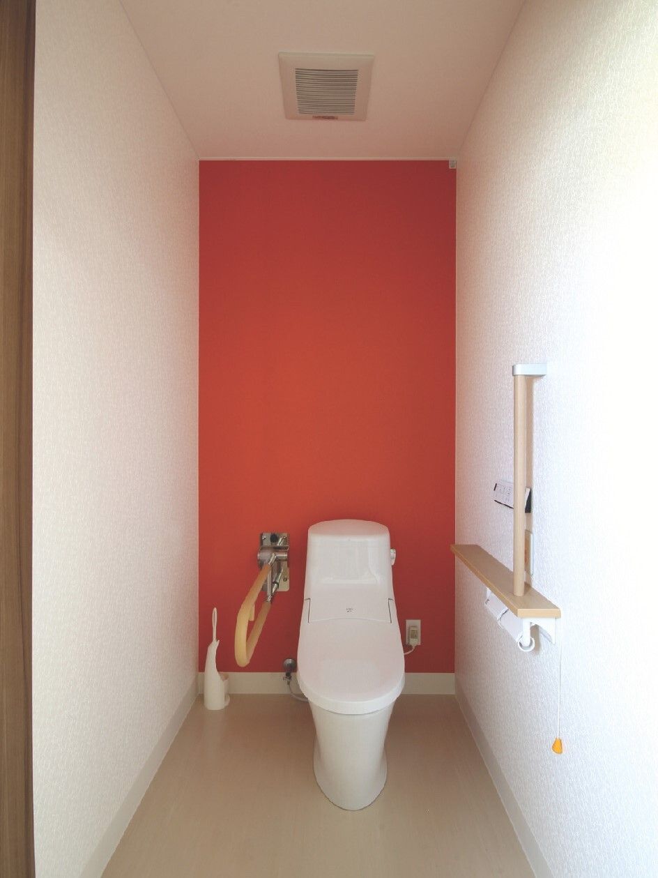 手すりとナースコールがついているトイレ