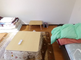 明るく広々とした居室の内観