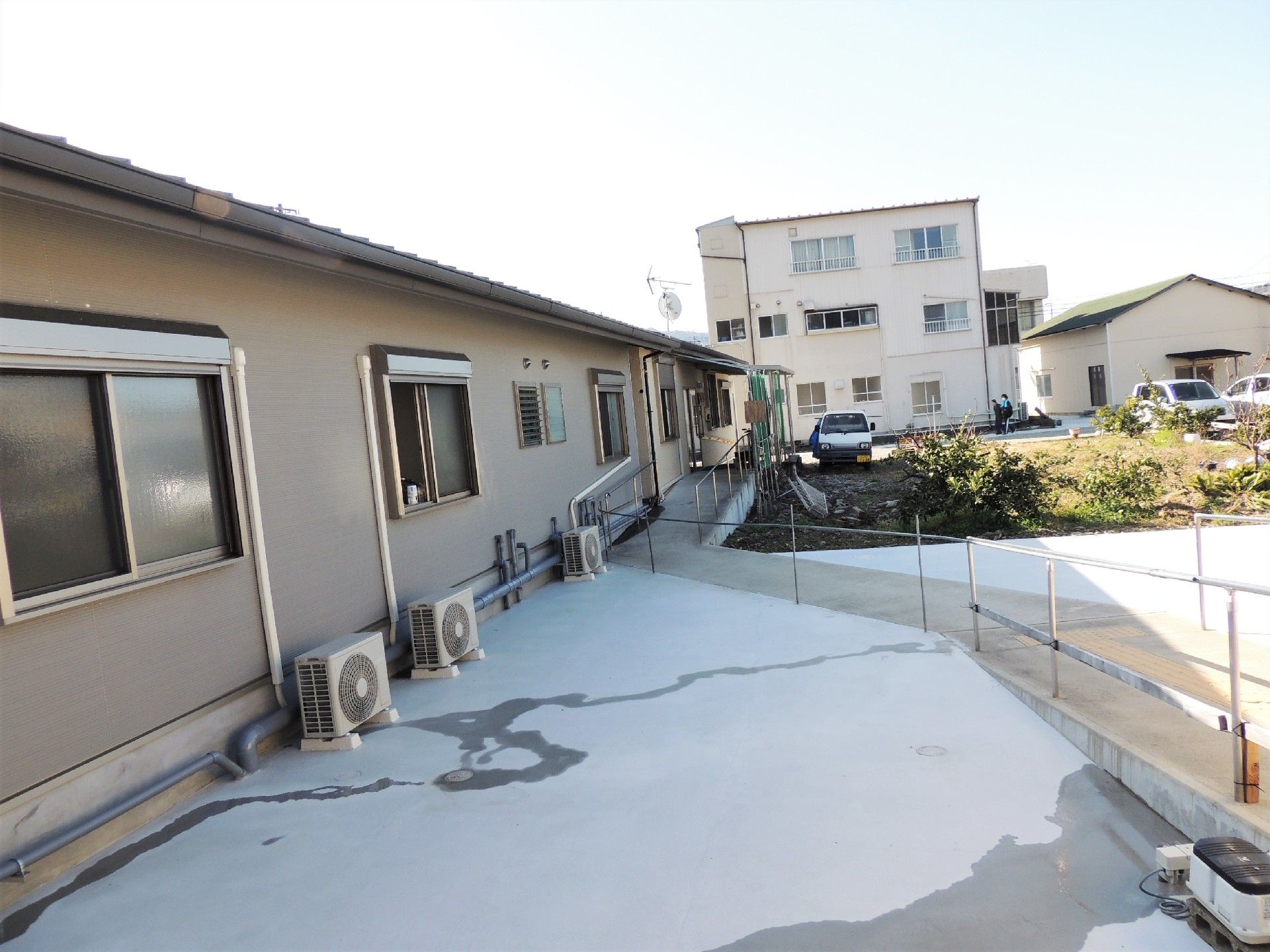 広めの敷地内に中庭や建物がある様子。高齢者向け施設「いこいの村徳田」の外観