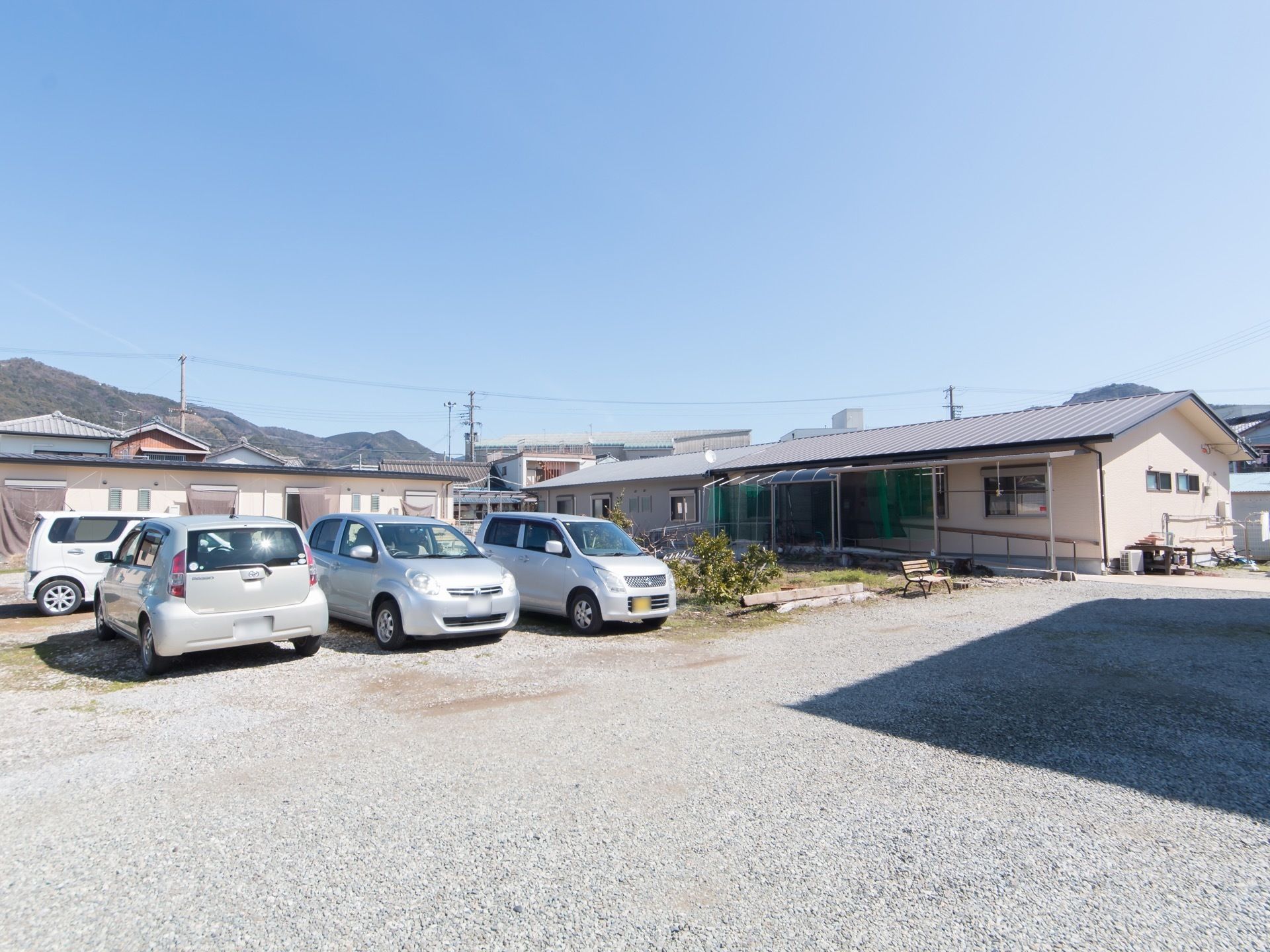 砂利が敷き詰められた広い駐車場である。施設の建物がすぐ近くにあるので、車への移動もスムーズに行える。