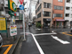 都市の角地にある施設外観