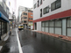都市の屋外通り角の風景