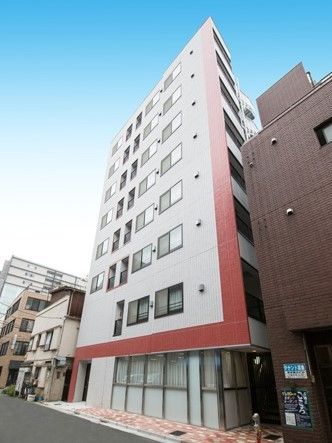 8階建ての建物は周辺にも建物があり、街の風景によくなじんでいる。