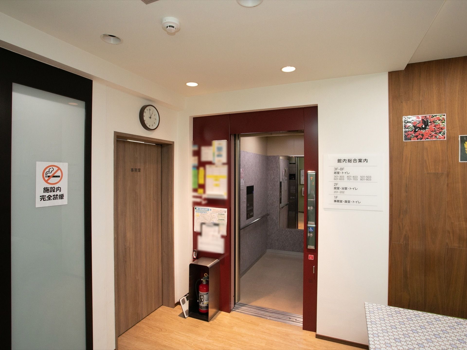 廊下にはエレベーターを設置しており、脇には消火器が置かれている。いざという時も、初期消火に対応することができる。
