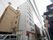 施設の周りにはビルが多く、静かな環境になっている。建物のそばにはコイン式の駐車場があるので、車で来訪される際も安心である。