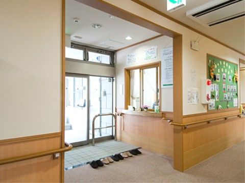 あずみ苑 ラ・テラス葛城の玄関。車いすを乗りながらでも乗り入れ可能なフラット仕様になている。