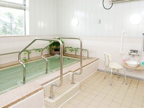 あずみ苑 ラ・テラス葛城の浴室。浴槽周りにはいたるところに手すりが完備されている。