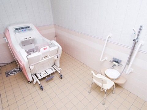 あずみ苑 ラ・テラス葛城の浴室。要介護度の高い方もゆったりご入浴しける環境が整っている。