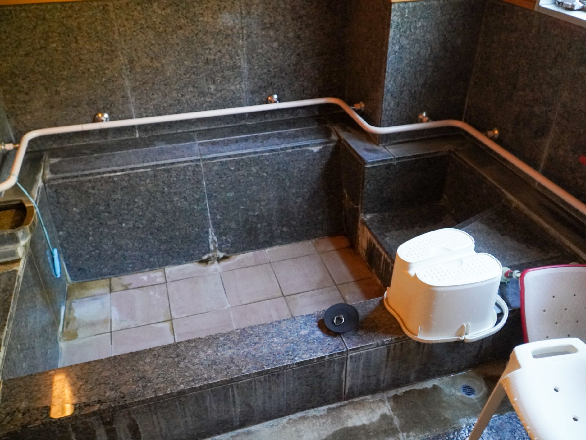 手すりが設置されている浴室