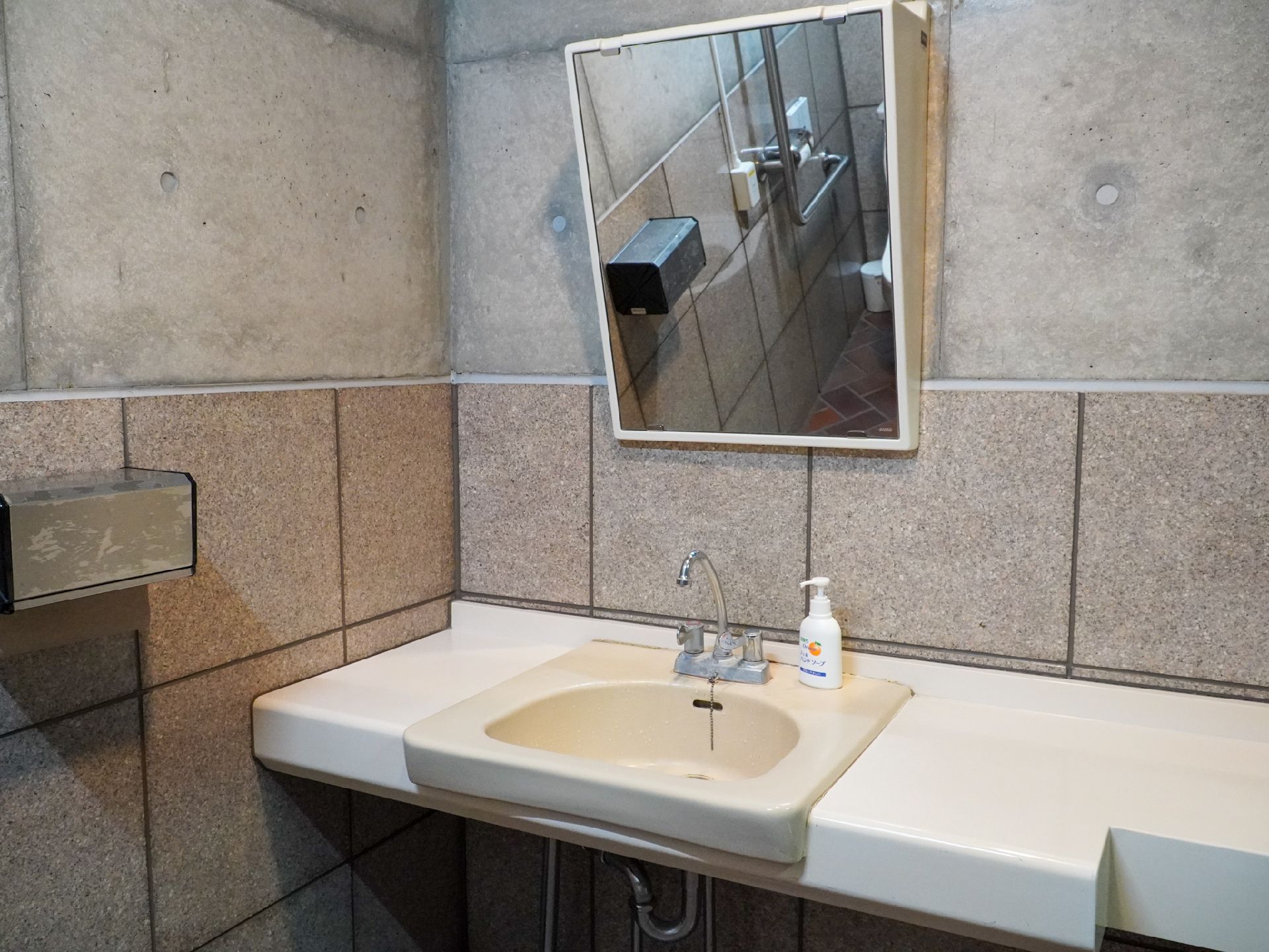 大きな鏡が設置されている洗面台