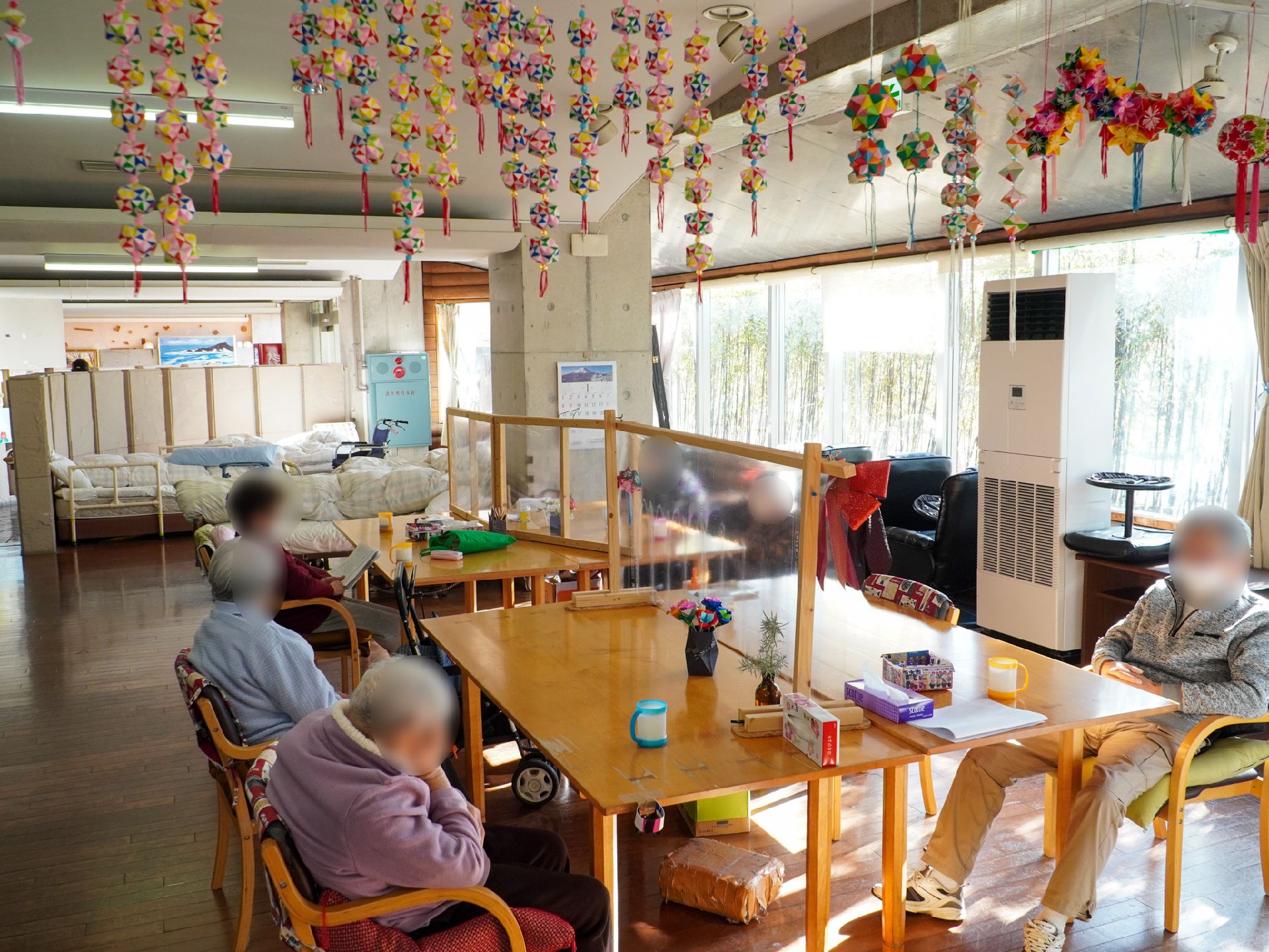 華やかな飾りのある共有スペース