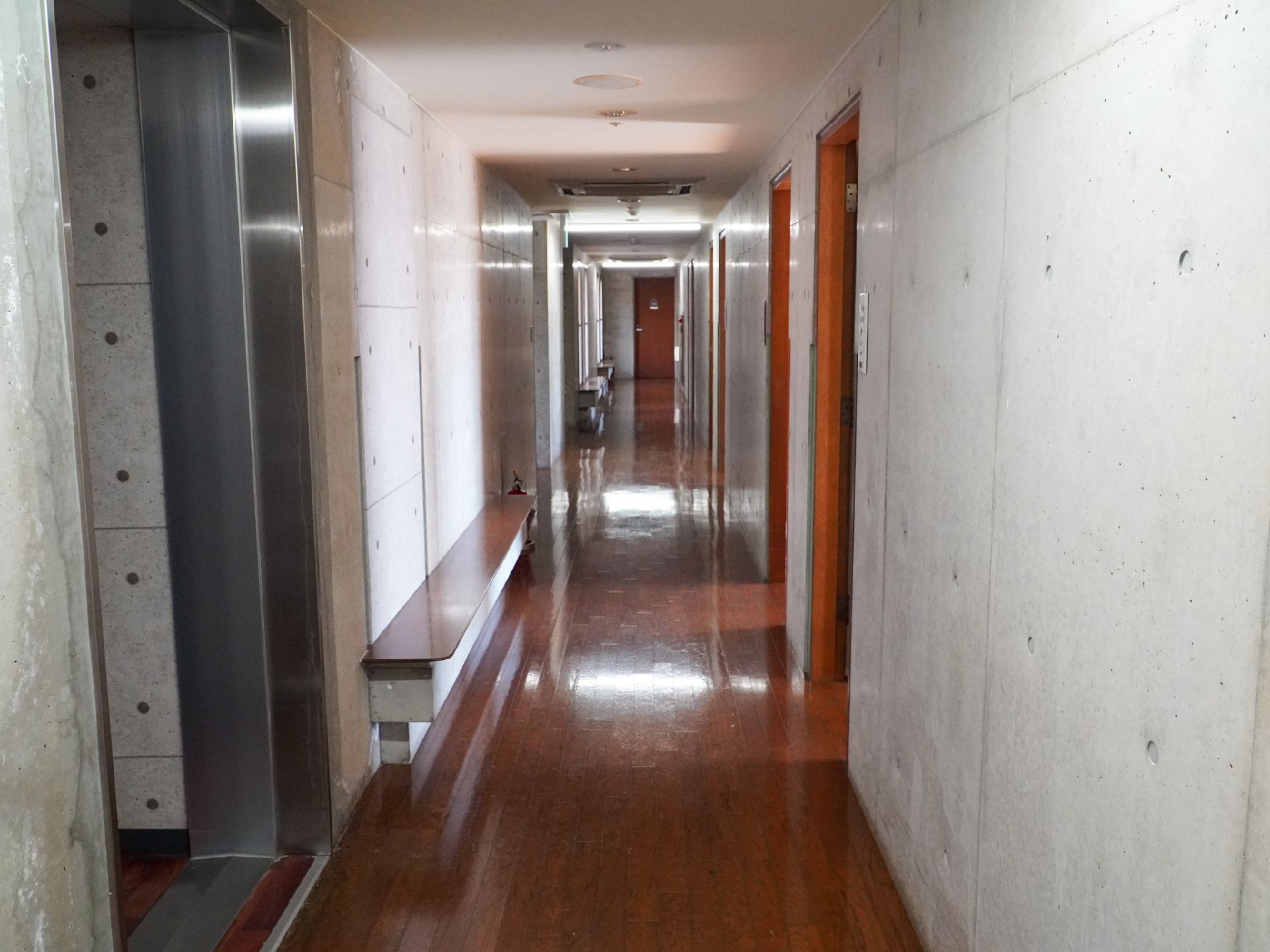 薬を飲む高齢女性と介助をする女性スタッフ