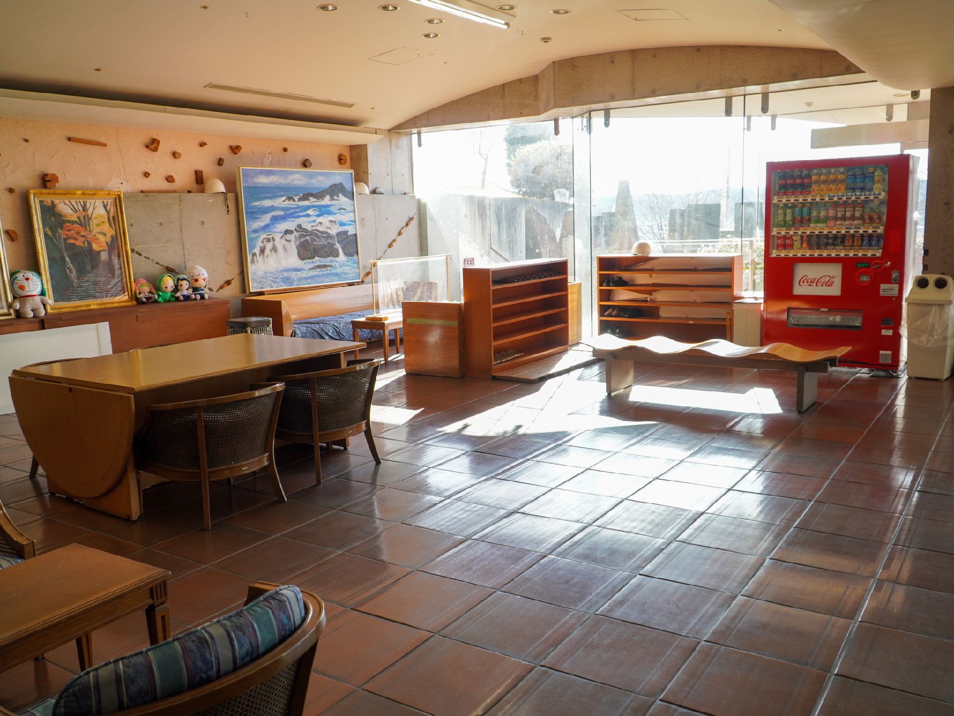 車椅子に乗った高齢女性を後ろからサポートする女性ヘルパー