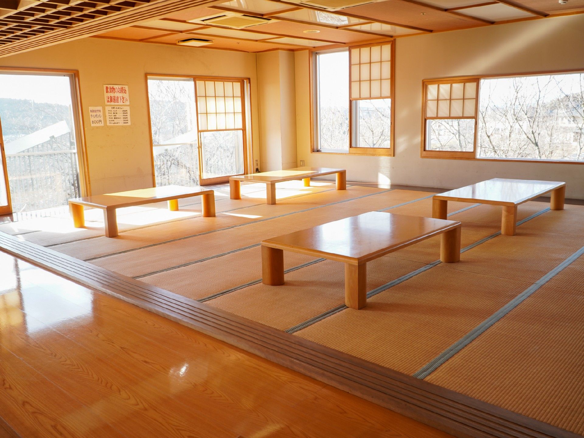 広々とした和室の共有スペース