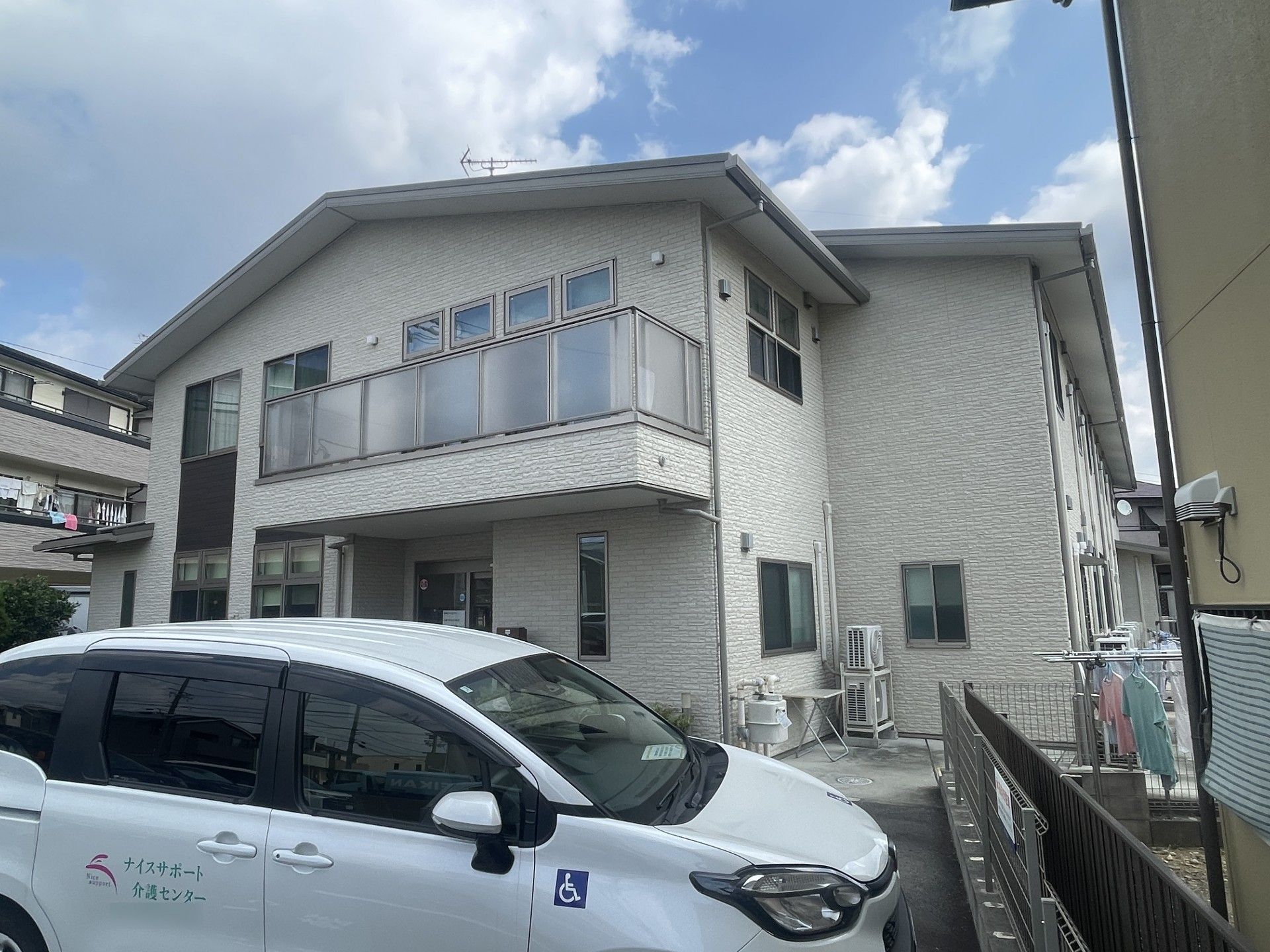 白い建物と車の外観