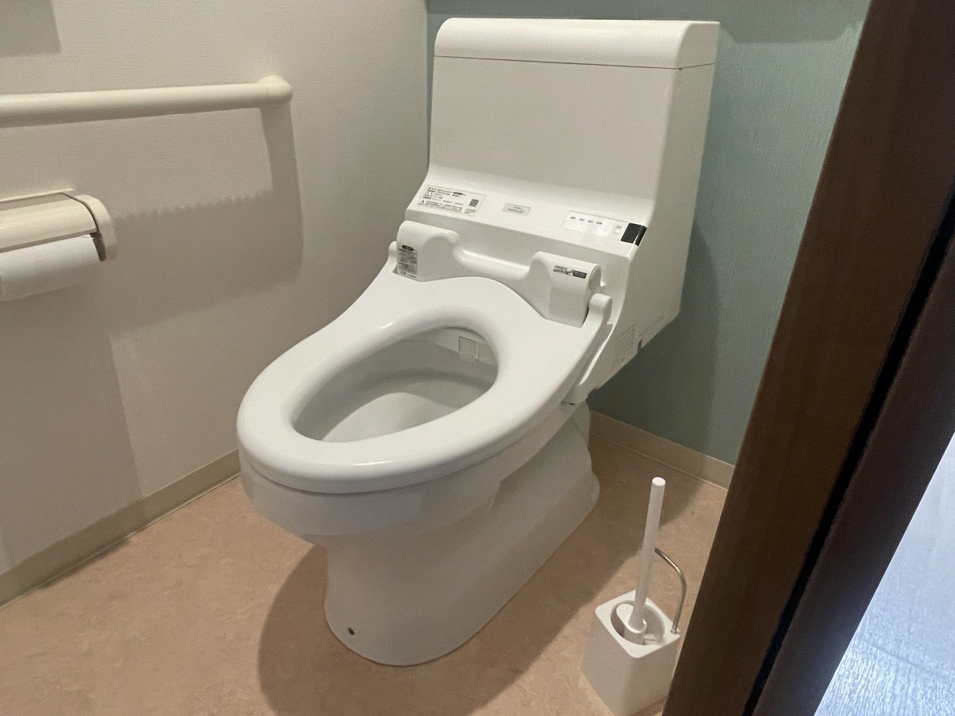 手すり付きのトイレ