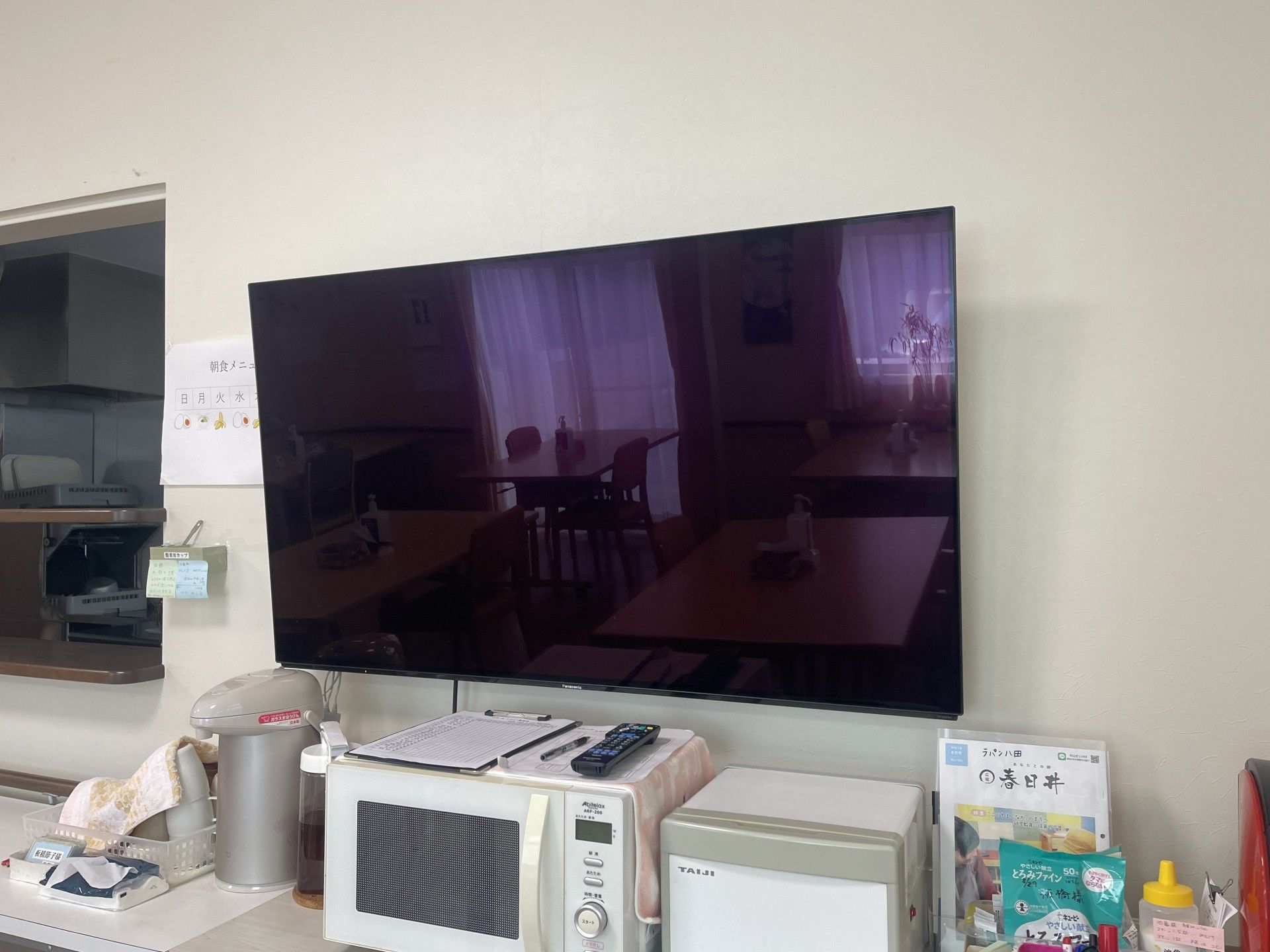 テレビと調理家電のある部屋