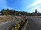 広々とした駐車場と周辺の風景