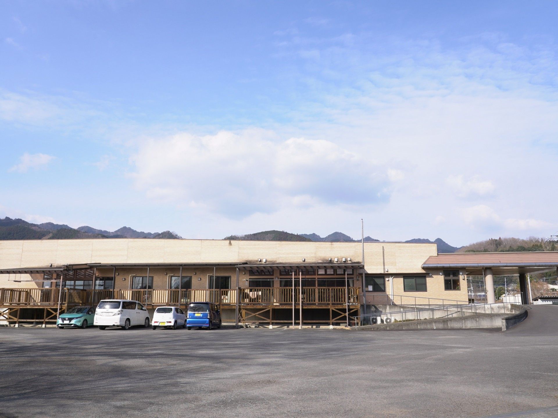 広い駐車場と建物