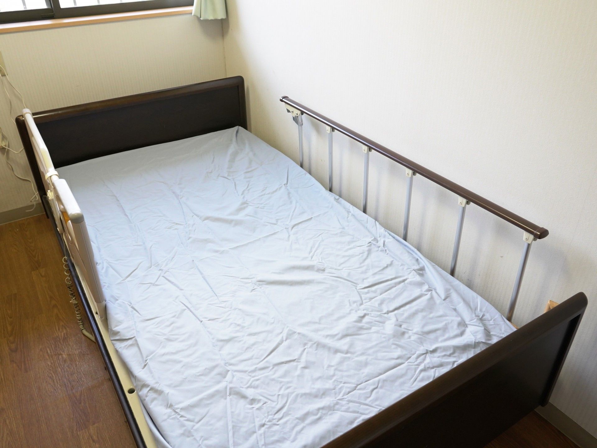 シンプルなベッドの部屋
