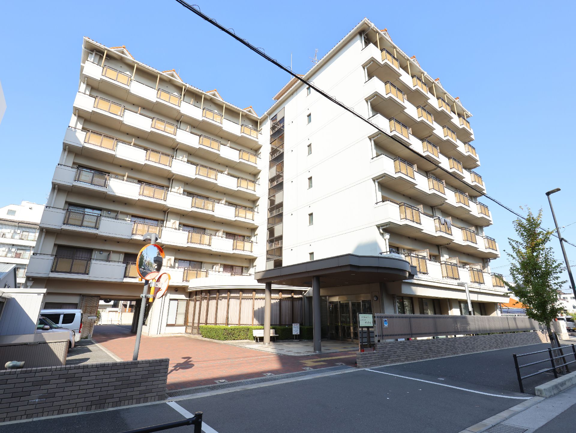 駐車場が整備されている介護施設の外観