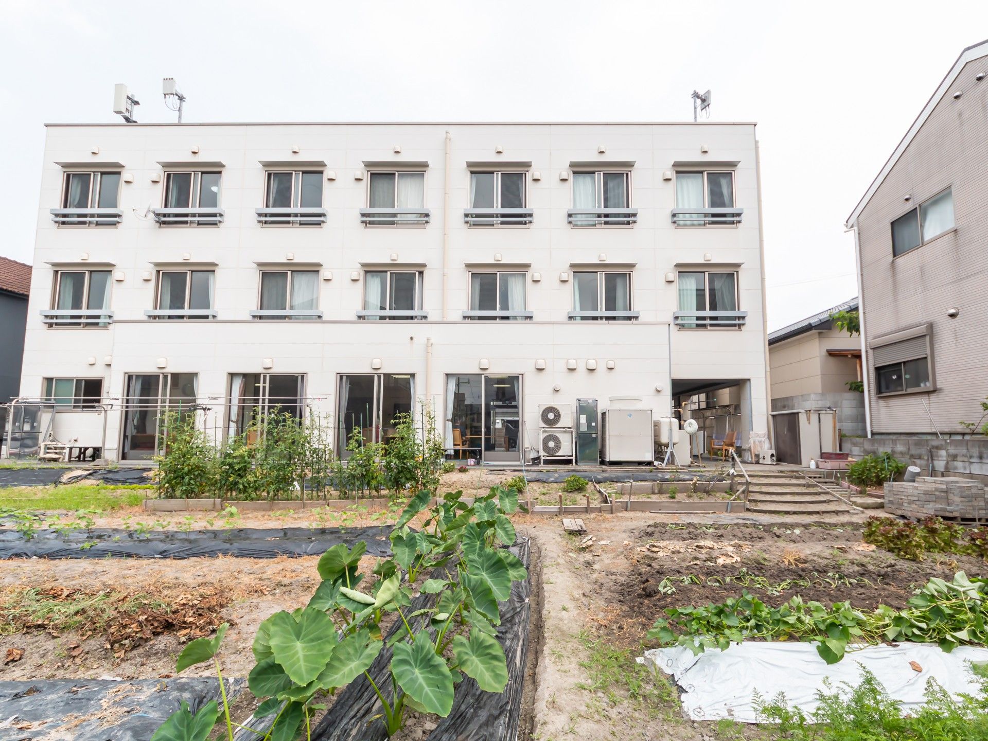 庭付きの建物外観
