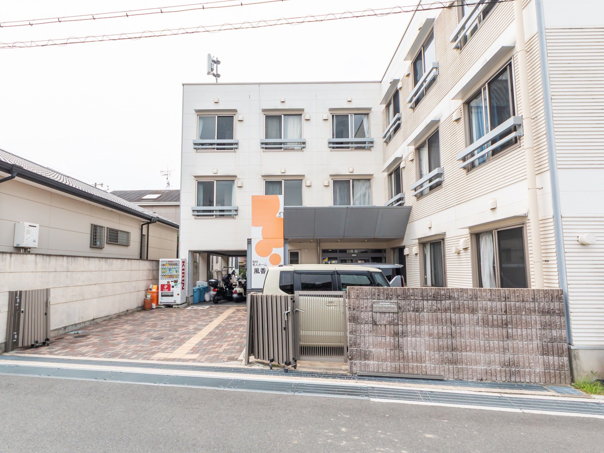 建物の正面玄関