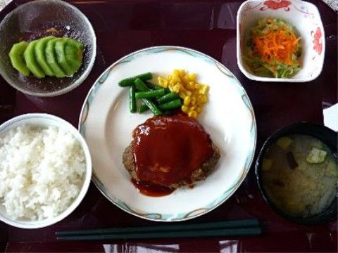 ラ・テラス堀米のお食事。品数の多い栄養素の高い食事を提供している。