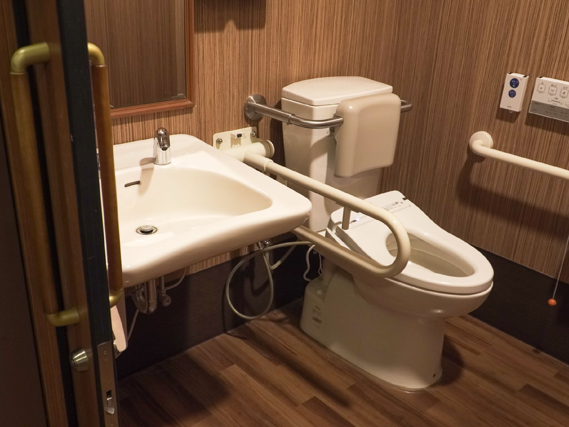手すりが取り付けられ、車椅子でもアクセスしやすいよう設計されたトイレ