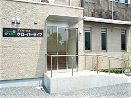 鉄骨造３階建ての建物の様子。クローバーライフ富士の外観写真