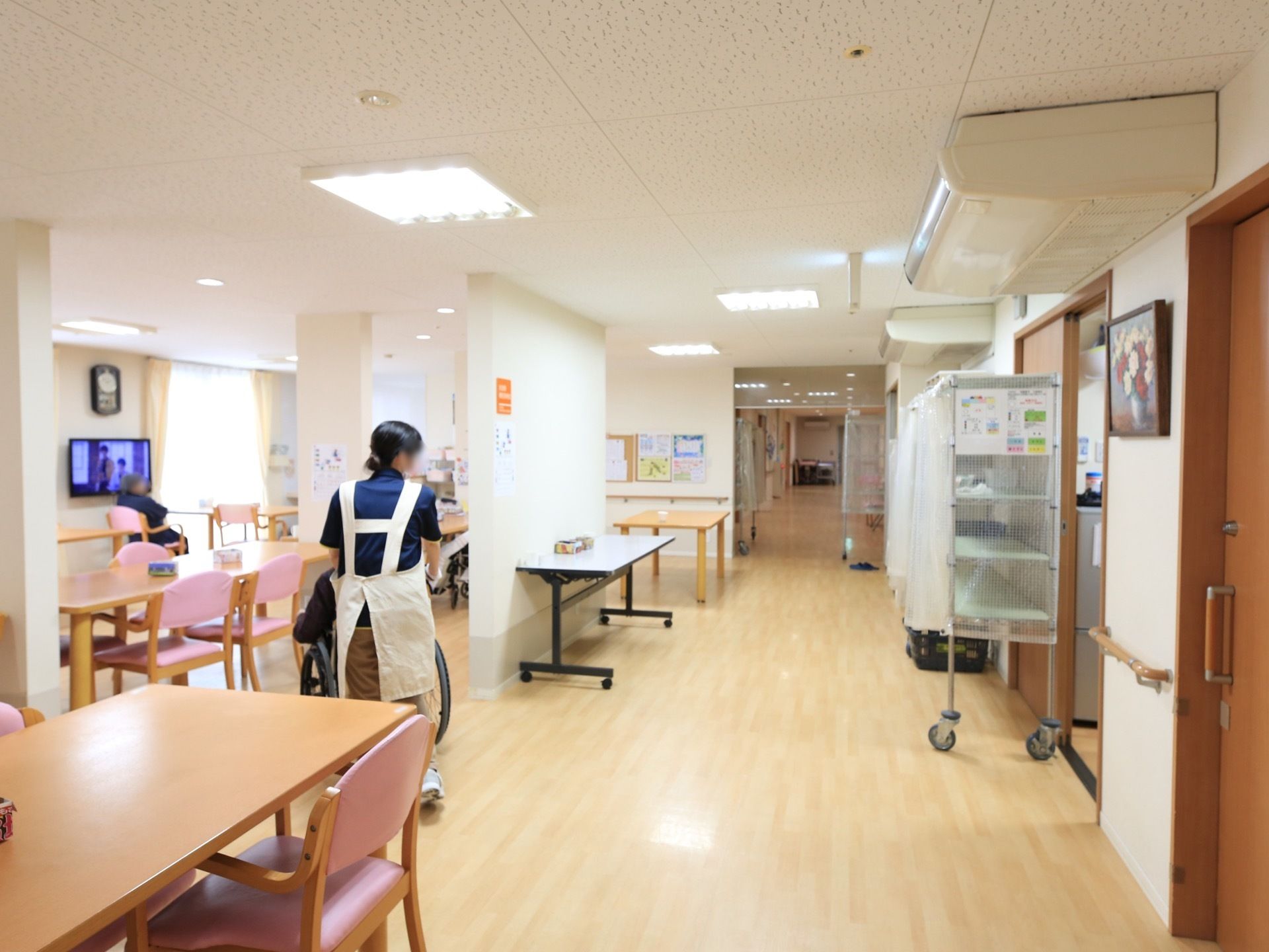 食堂と共有スペースを兼ねている広い部屋。天井には大きな空間をカバーする大出力のエアコンが設置されている。