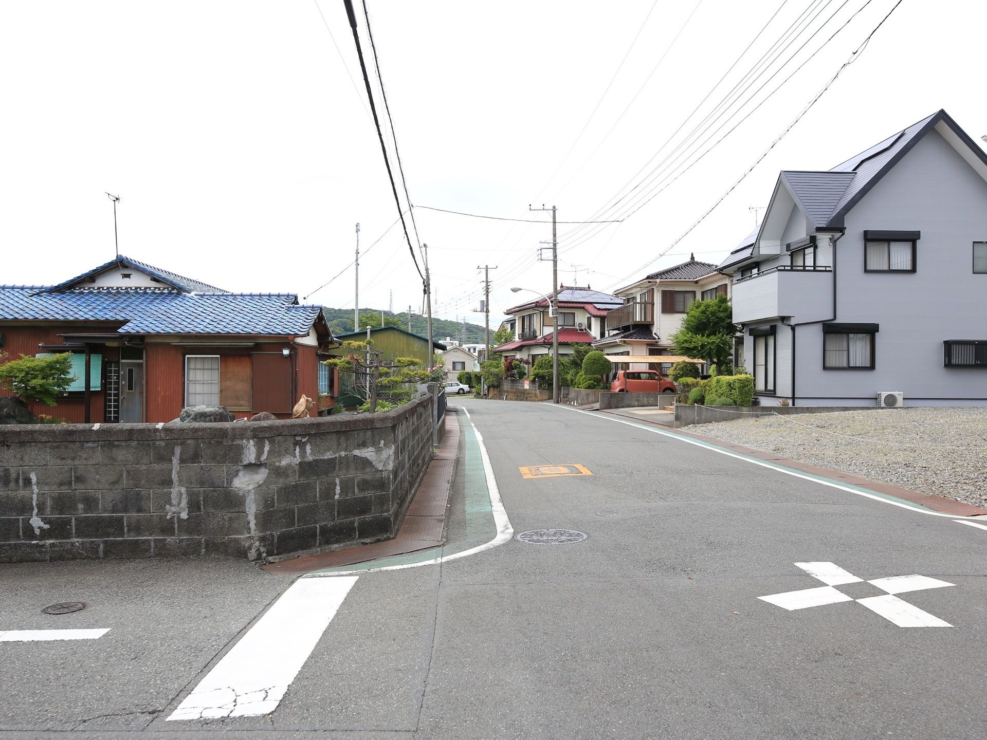 施設の周辺環境は閑静な住宅街となっている。高い建物はなく、近隣の道路も車が速度を出しにくいものとなっている。