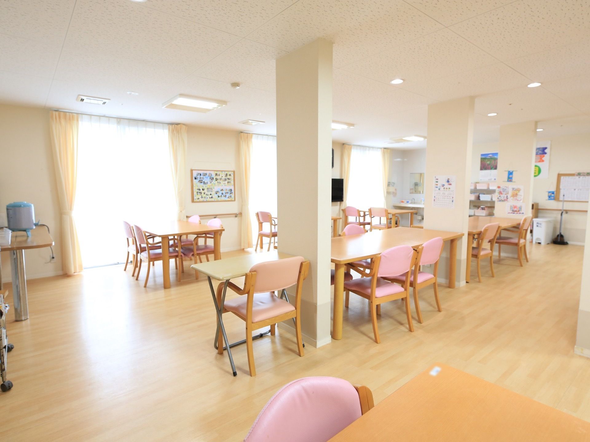 多数の座席が並べられている共有のリビング。窓側には壁掛けタイプのテレビが設置してあり、だれでも自由に使用できる。