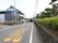 周辺の道路はあまり広くないうえに起伏があり、制限速度は30km/hと遅めに設定されているため交通事故の危険は低い。