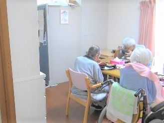 高齢者が集まって食事を摂っている様子
